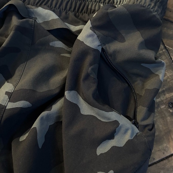 Athleta Mesh Racer Run Short 
Women's XS Black
Camouflage Print - Picture 9 of 11